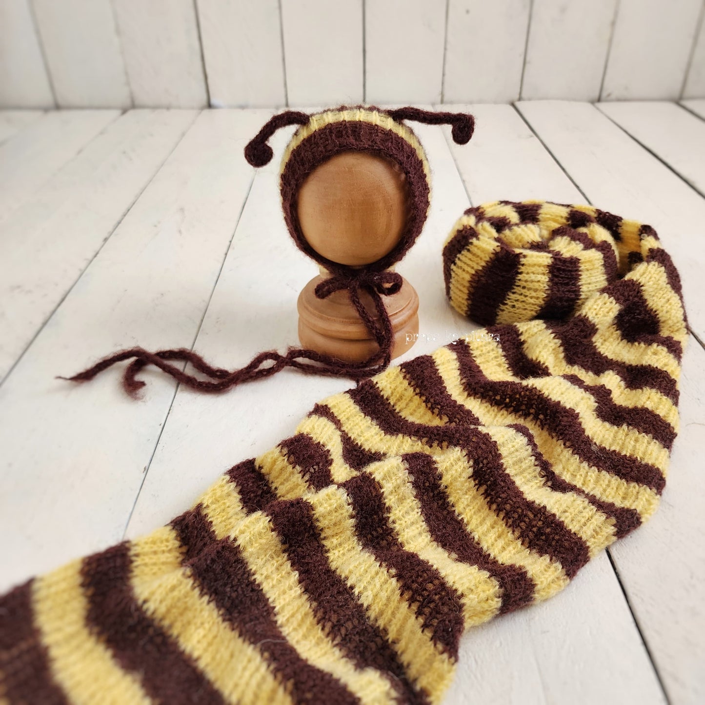 Honeybee Wrap With Bonnet